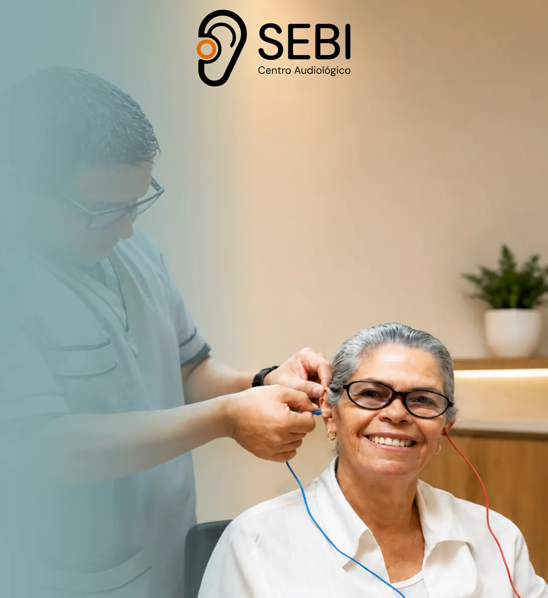 Profesional de SEBI realizando una consulta de seguimiento auditivo a una paciente adulta mayor